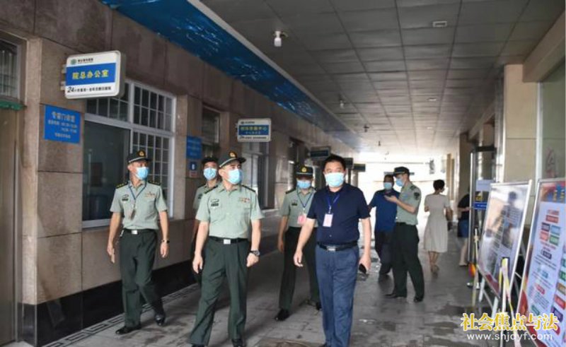 商丘军分区司令员赵伯桥、区委书记薛凤林分别指导征兵体检工作