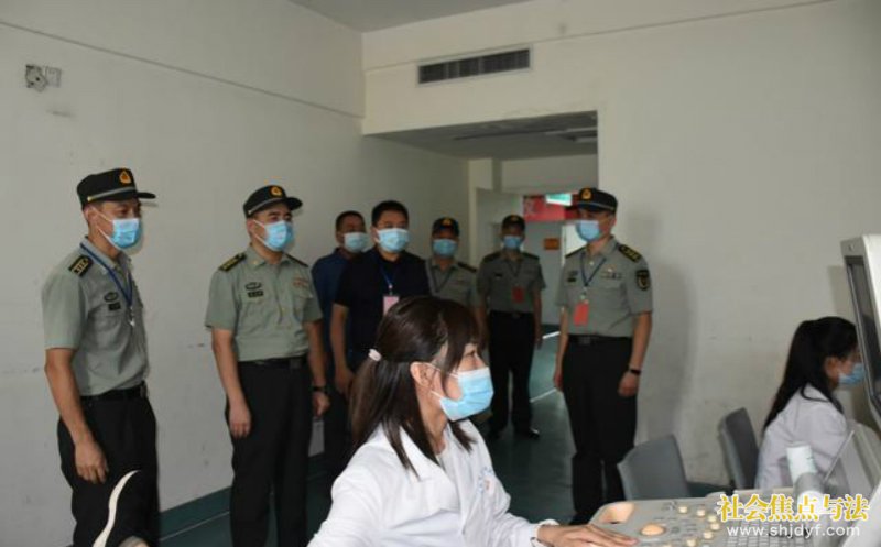 商丘军分区司令员赵伯桥、区委书记薛凤林分别指导征兵体检工作