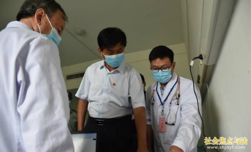 商丘军分区司令员赵伯桥、区委书记薛凤林分别指导征兵体检工作