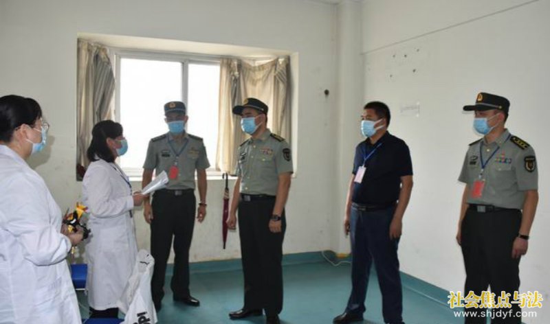 商丘军分区司令员赵伯桥、区委书记薛凤林分别指导征兵体检工作