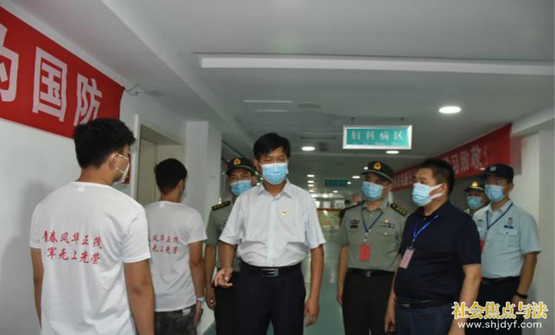 商丘军分区司令员赵伯桥、区委书记薛凤林分别指导征兵体检工作