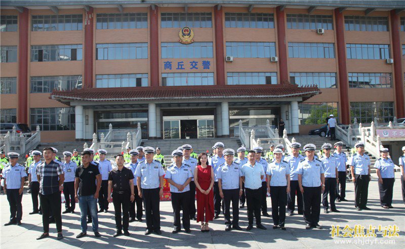 商丘教育电视台慰问创城一线执勤交警