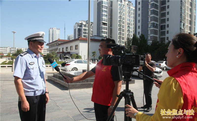 商丘教育电视台慰问创城一线执勤交警