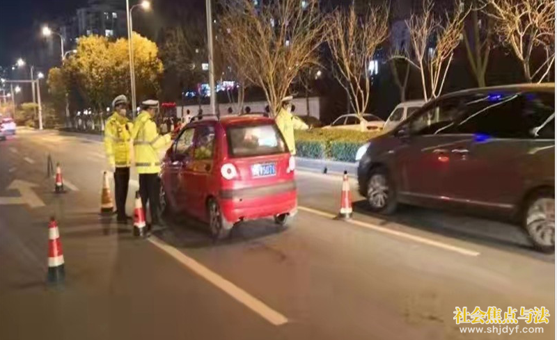 河南商丘市交警支队元旦假期坚守岗位严查酒驾等重点交通违法