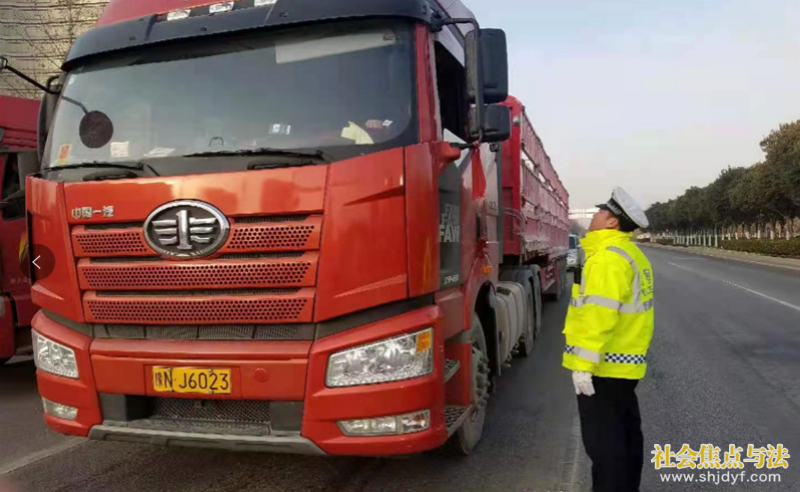 河南商丘市交警支队元旦假期坚守岗位严查酒驾等重点交通违法