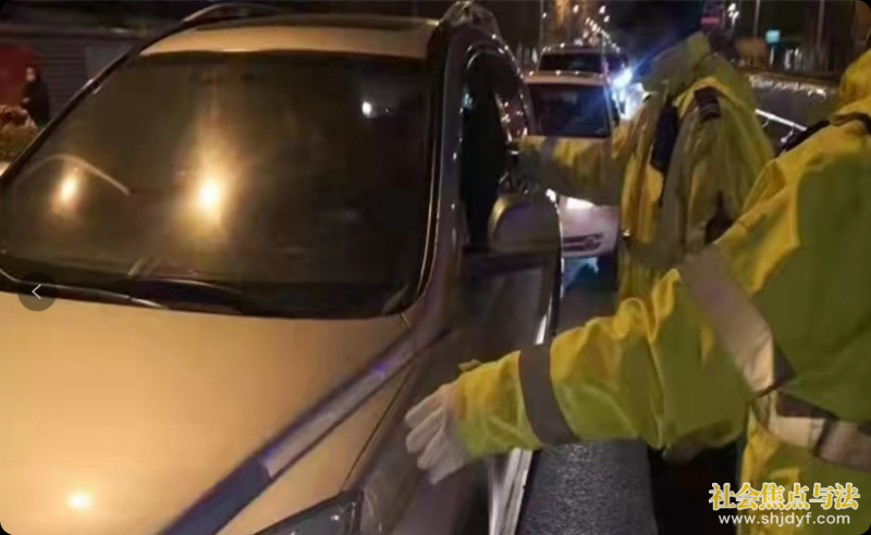 河南商丘市交警支队元旦假期坚守岗位严查酒驾等重点交通违法