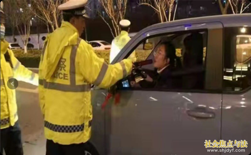 河南商丘市交警支队元旦假期坚守岗位严查酒驾等重点交通违法