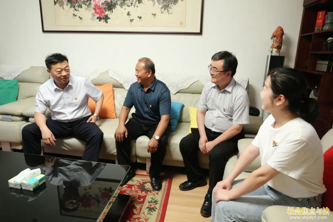 鹤壁市淇滨区区委书记王洪民走访慰问老党员