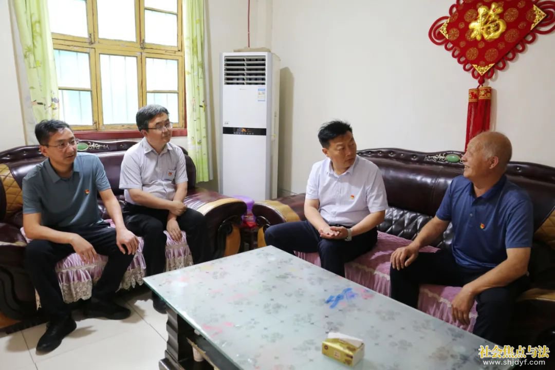 鹤壁市淇滨区区委书记王洪民走访慰问老党员