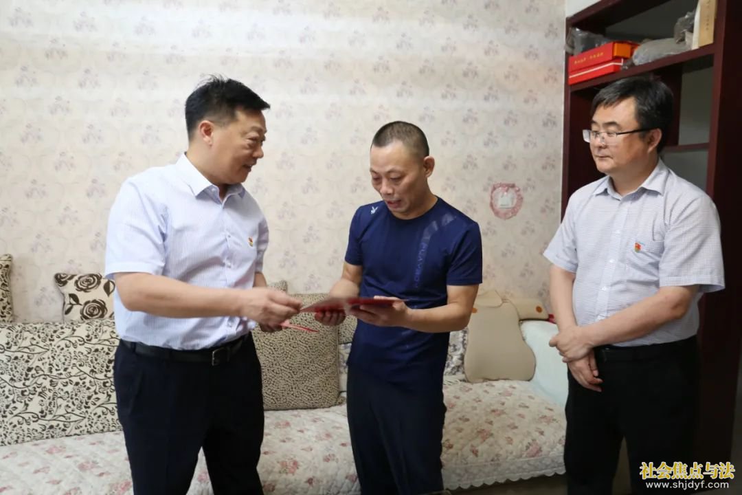 鹤壁市淇滨区区委书记王洪民走访慰问老党员