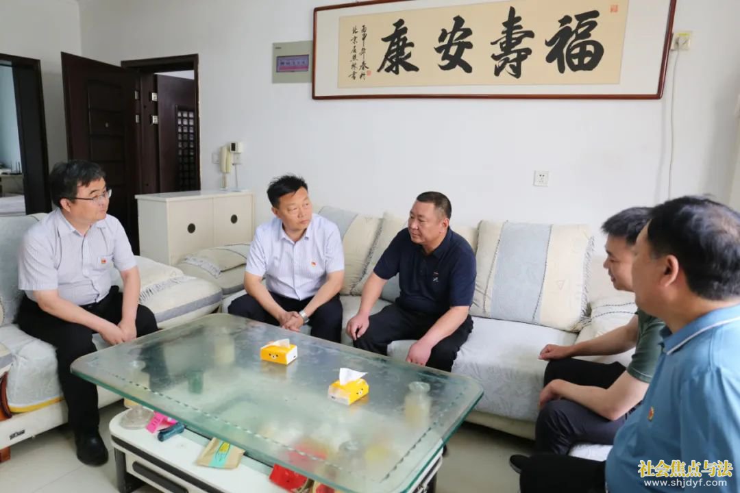 鹤壁市淇滨区区委书记王洪民走访慰问老党员
