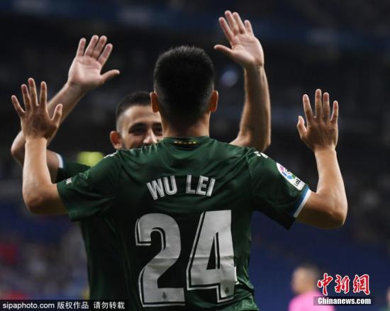 ����ʱ��8��16���賿��ŷ�����ʸ���������������������ӭս¬������ƾ���й���Ա���ڿ���2���ӵ������Լ�������ŵ��÷�����ȣ���������3:0��ʤ¬�������ܱȷ�6:0����ŷ���ʸ�����ƾ��������������Ҳ����ŷս�����Ľ����˻���ͼΪ���������һͬ��ף��ͼƬ��Դ��Sipaphoto��Ȩ��Ʒ ��ֹת��